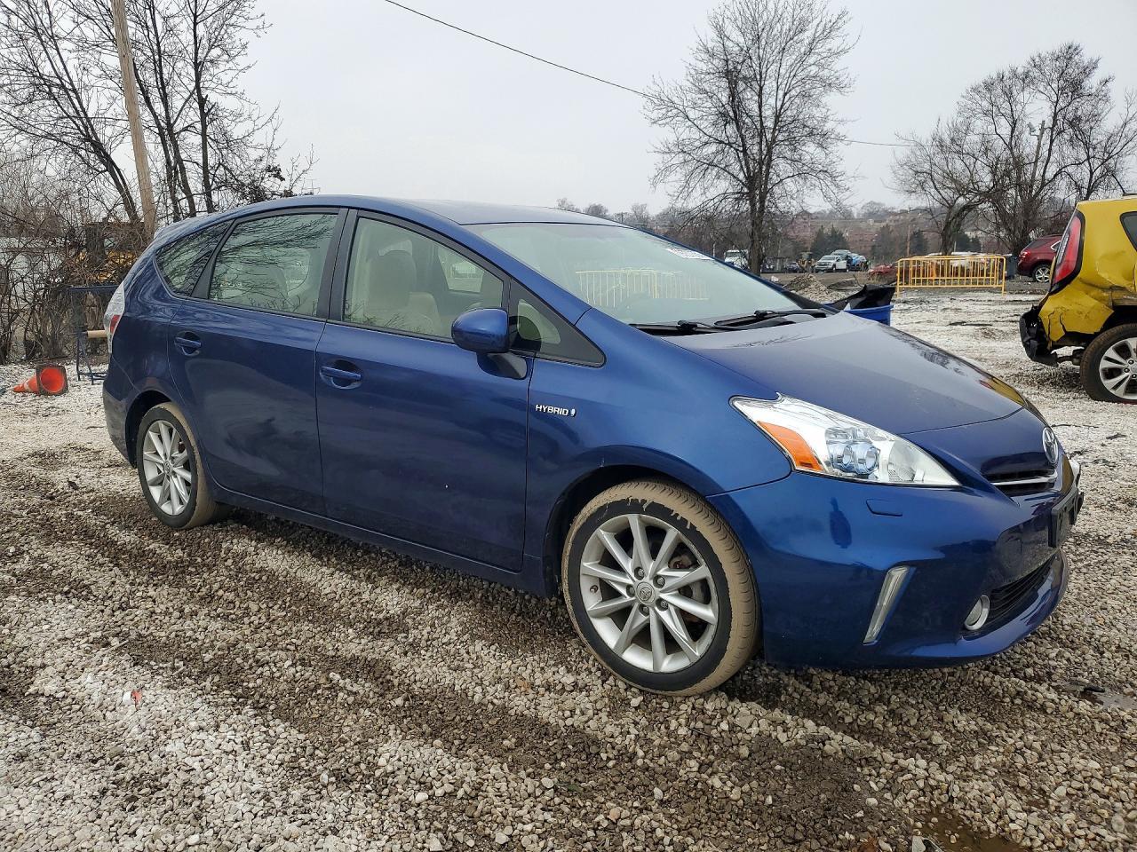2013 Toyota Prius V Five - Фото 4