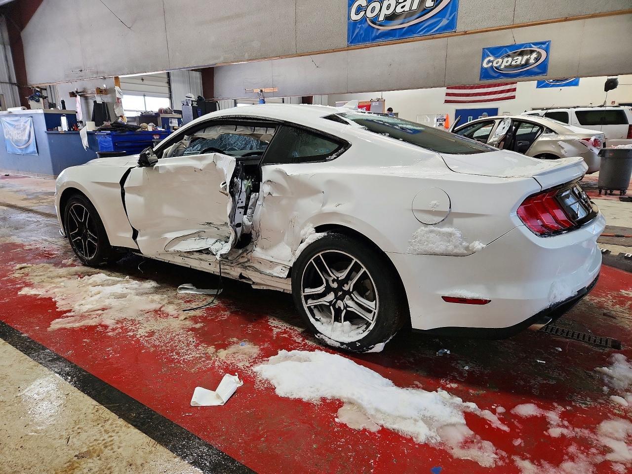 2022 Ford Mustang - Фото 2