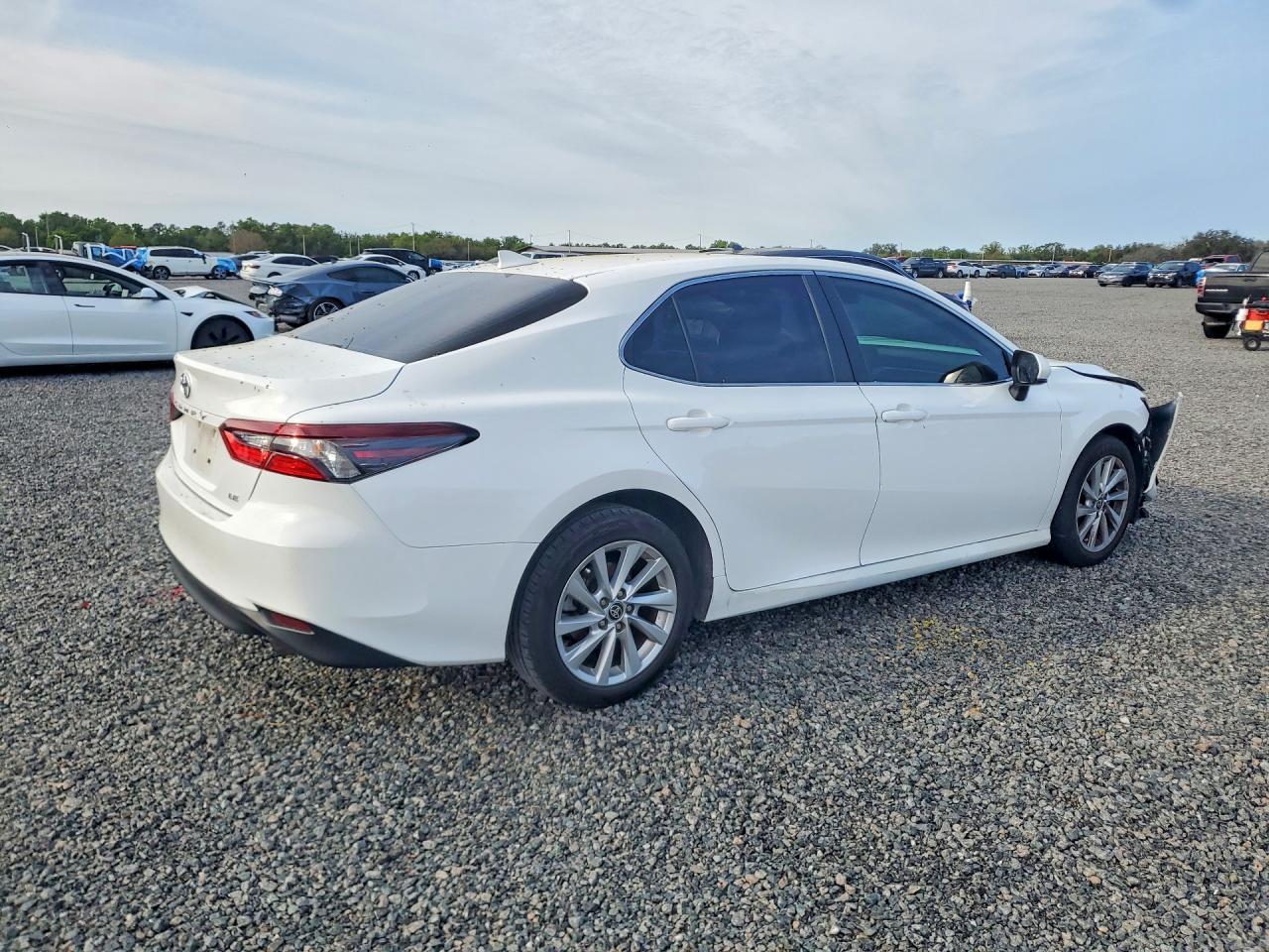 2023 Toyota Camry Le - Фото 3