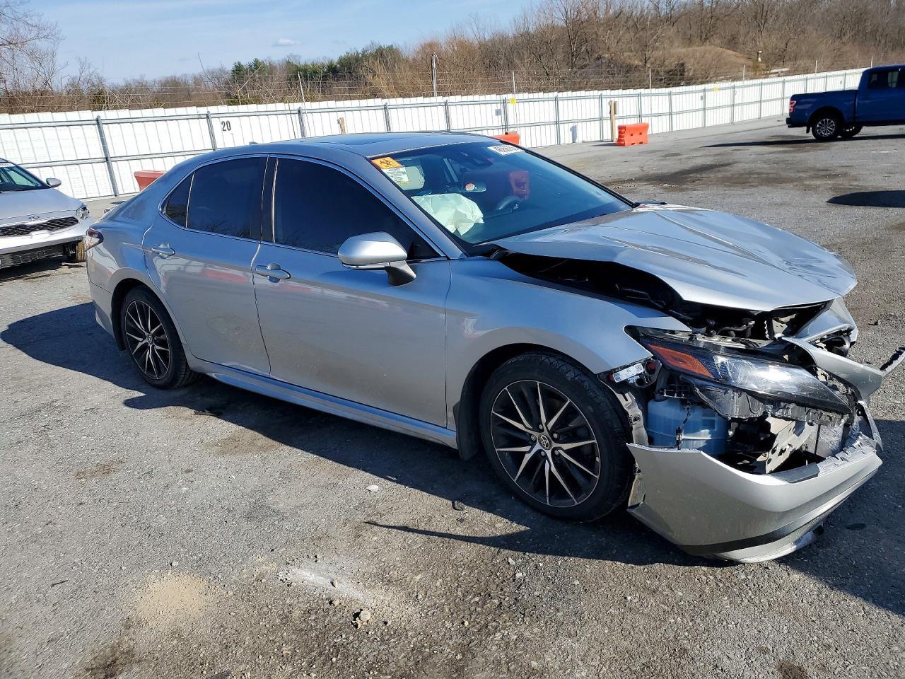 2022 Toyota Camry Se - Image 4