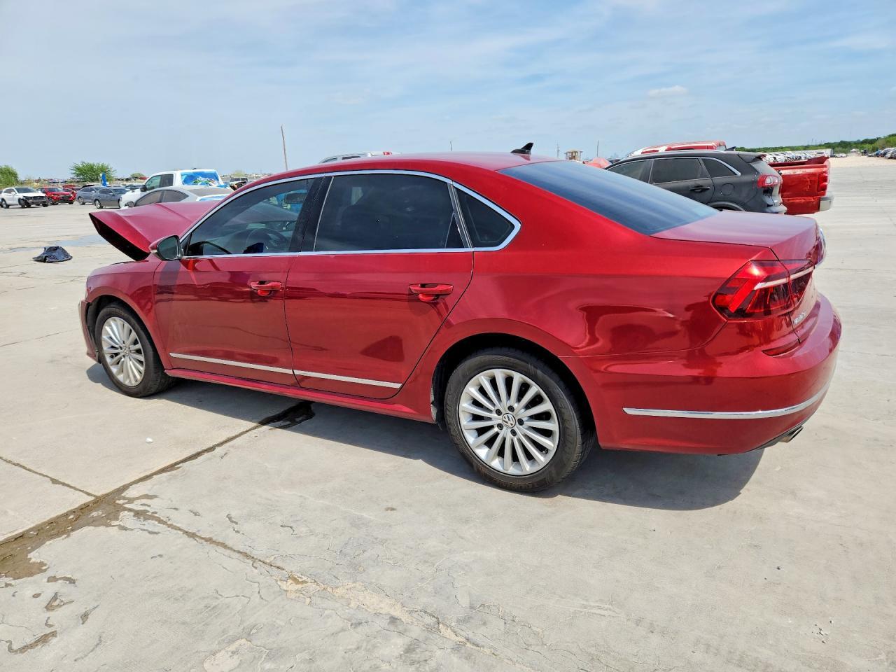 2017 Volkswagen Passat Se - Фото 2