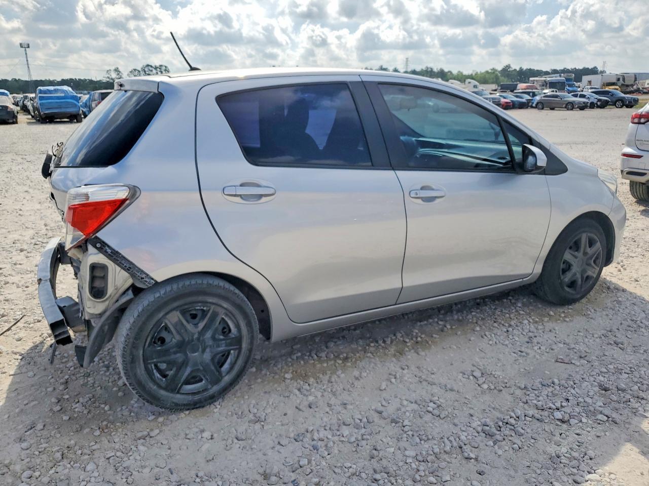 2013 Toyota Yaris 5-Door Le - Image 3