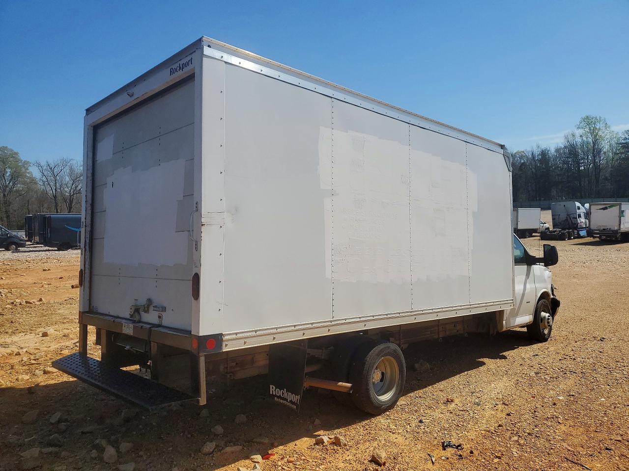 2022 Chevrolet Express Box Truck - Фото 3