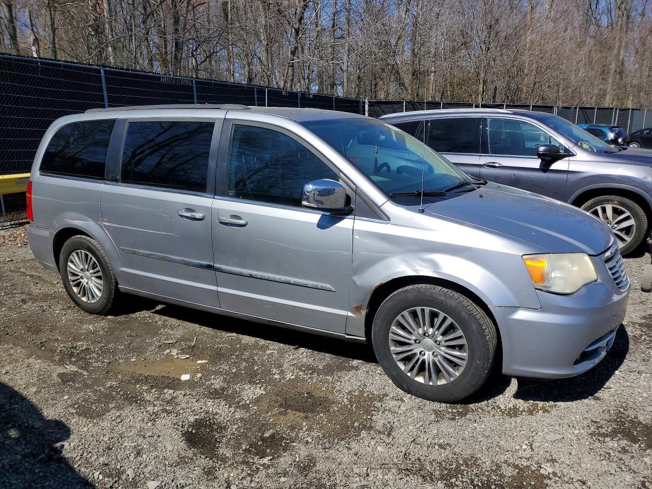 2014 Chrysler Town & Country Touring L - Фото 4