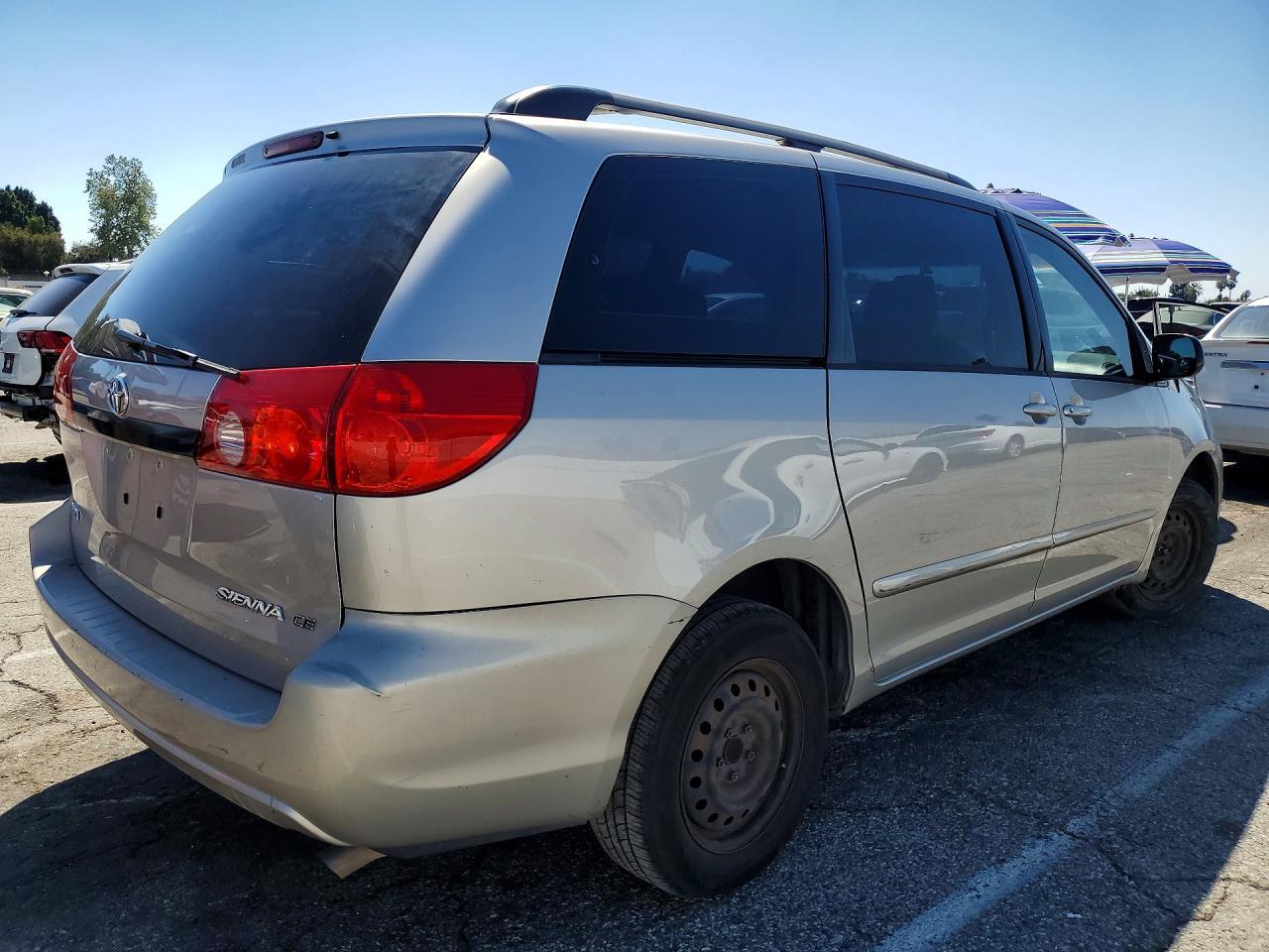 2008 Toyota Sienna Ce 8-Passenger - Image 3