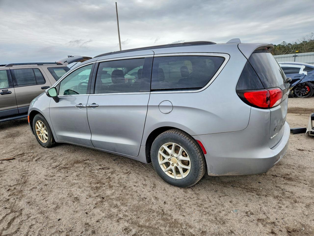 2020 Chrysler Voyager Lxi - Фото 2
