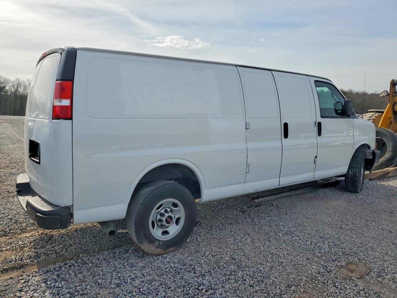 2023 GMC Savana G2500 - Фото 3