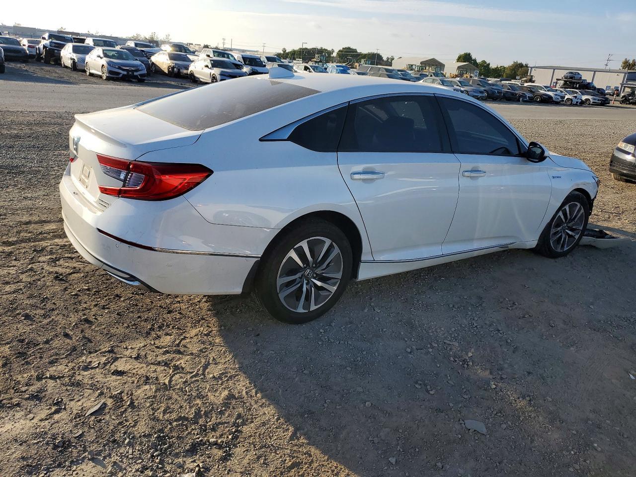 2018 Honda Accord Touring Hybrid - Image 3