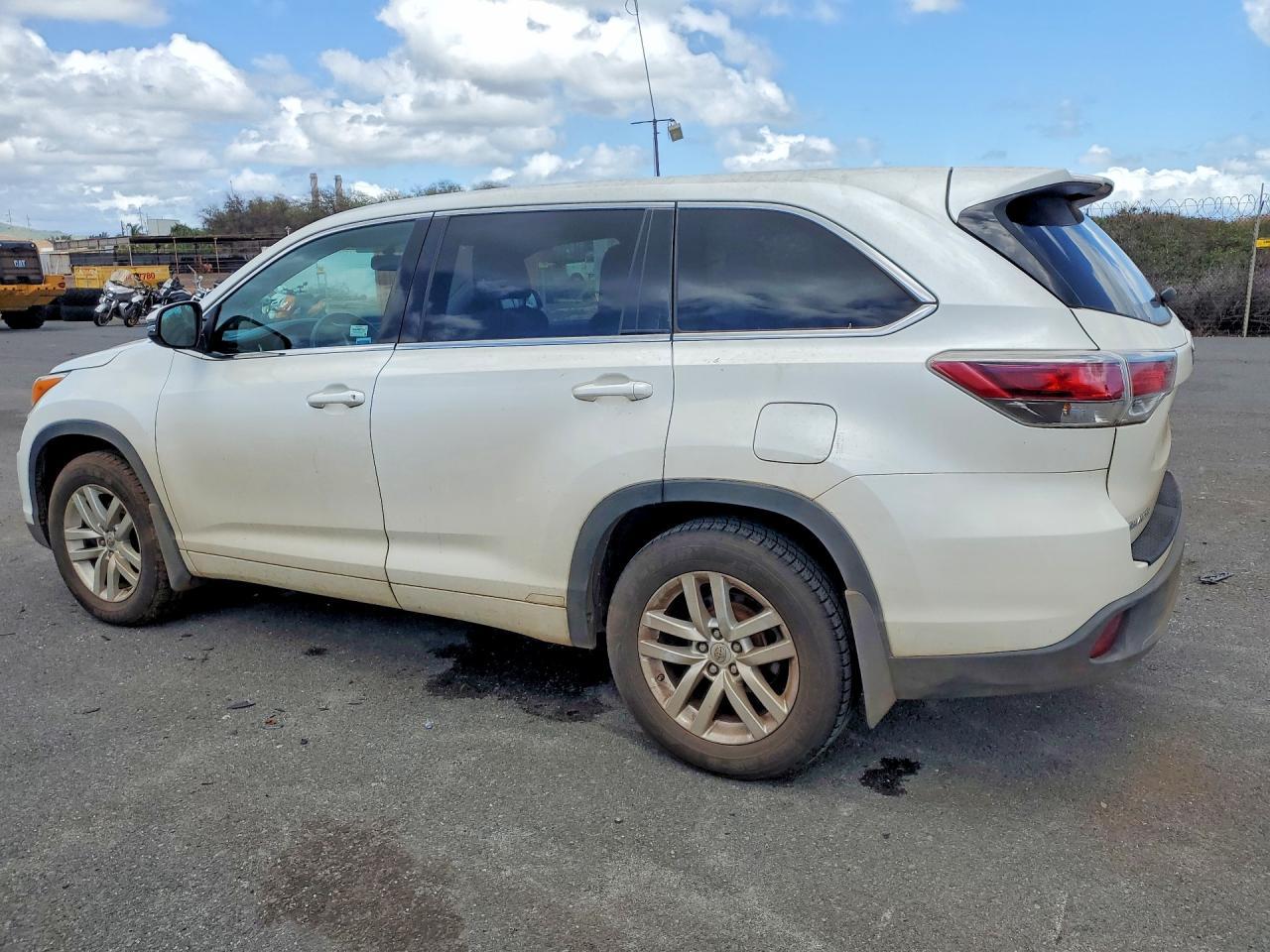 2014 Toyota Highlander Le - Image 2
