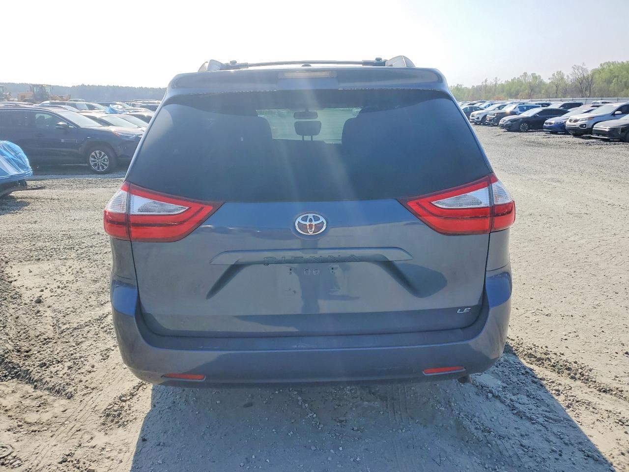 2015 Toyota Sienna Le 8-Passenger - Image 6