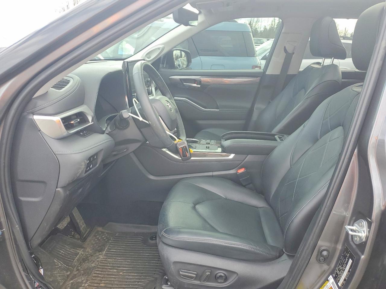 2024 Toyota Highlander Hybrid Platinum - Image 7