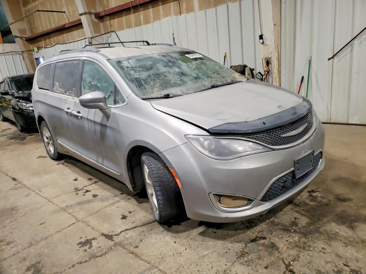 2017 Chrysler Pacifica Touring L - Image 4