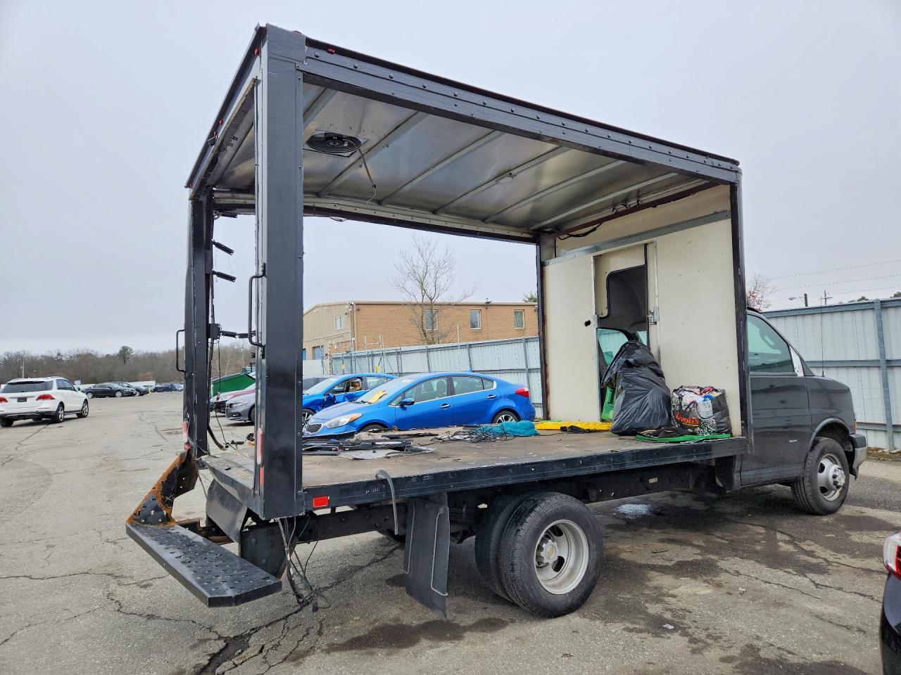 2023 Chevy Express G3500 Box Truck ** R & D * Pri Fleet ** - Image 3