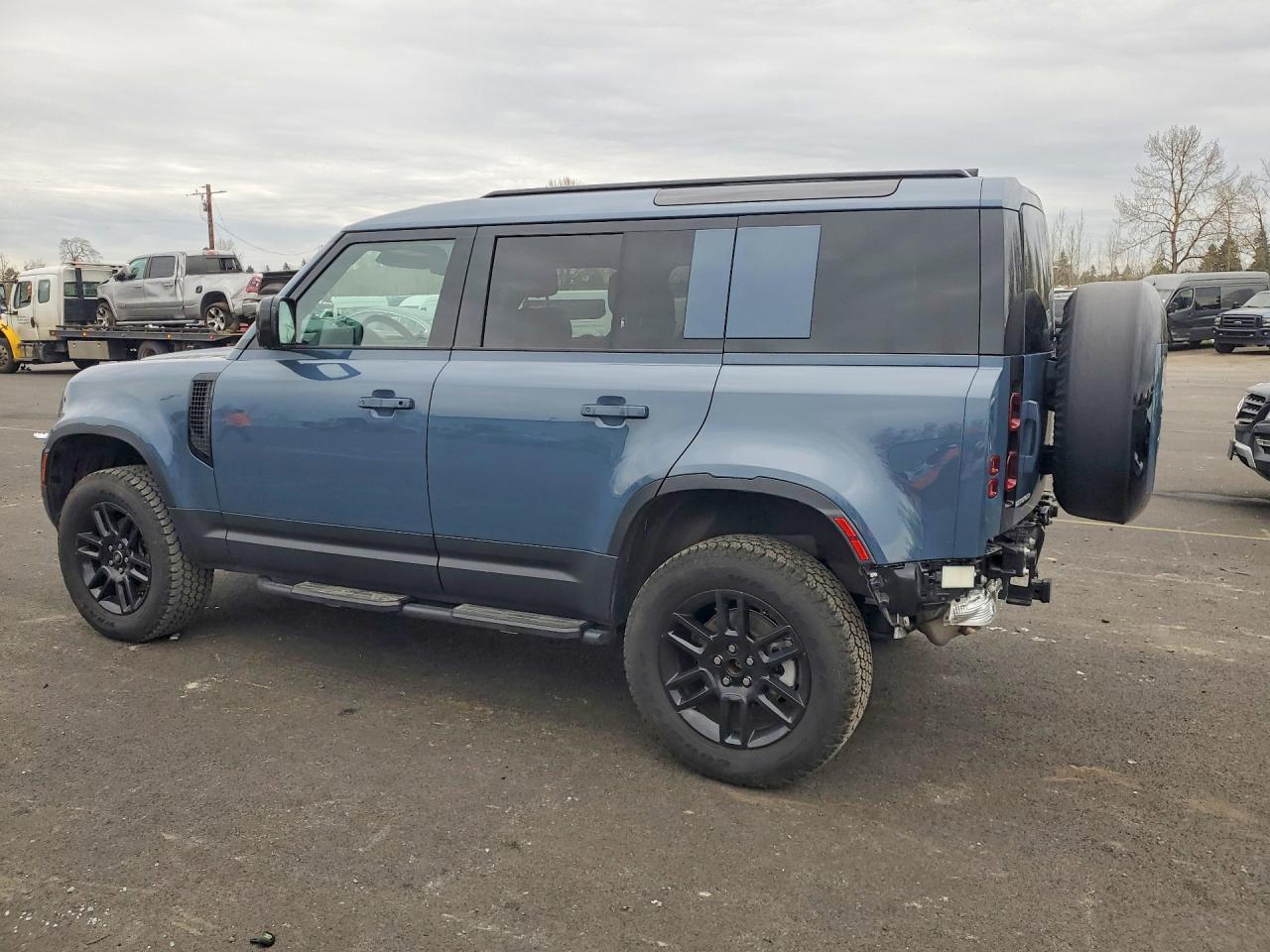2025 Land Rover Defender 110 S - Фото 2