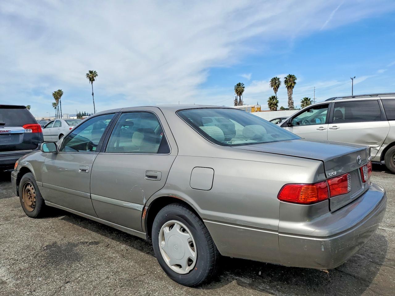 2000 Toyota Camry Ce - Фото 2