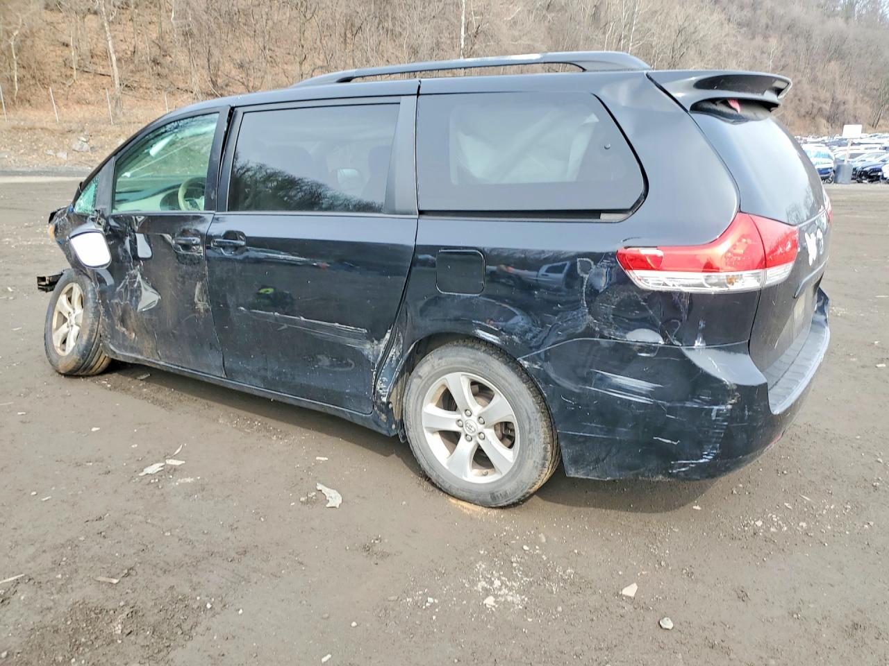 2014 Toyota Sienna Le 8-Passenger - Фото 2