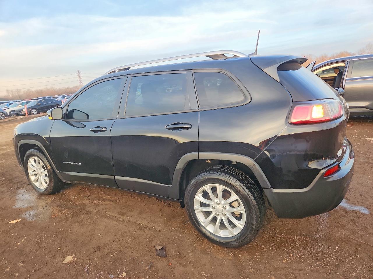 2021 Jeep Cherokee Latitude - Image 2