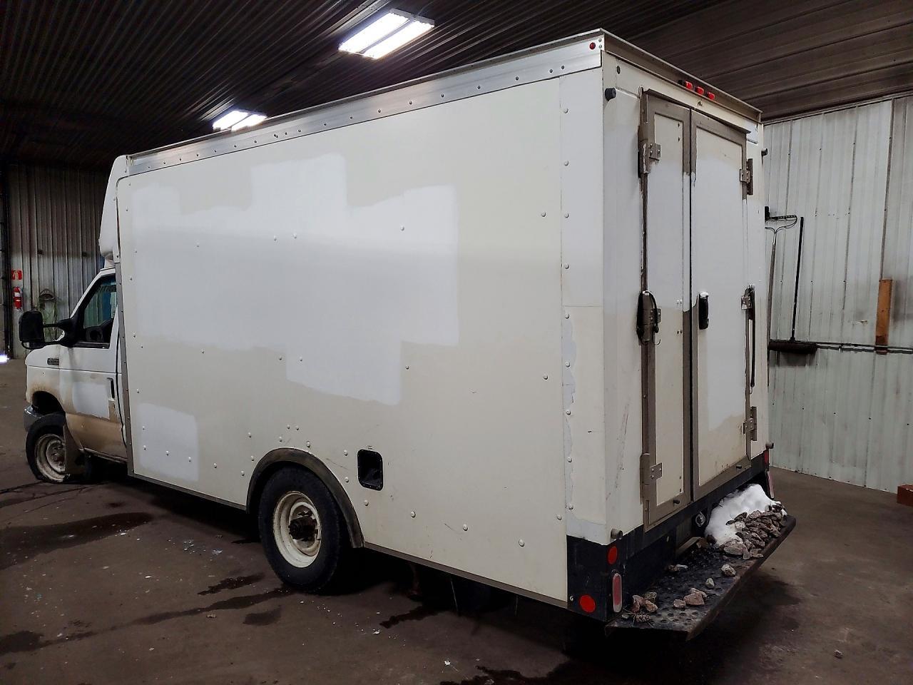 2018 Ford Econline - Image 2