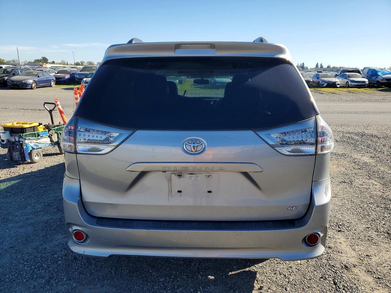 2012 Toyota Sienna Le 7-Passenger - Image 6