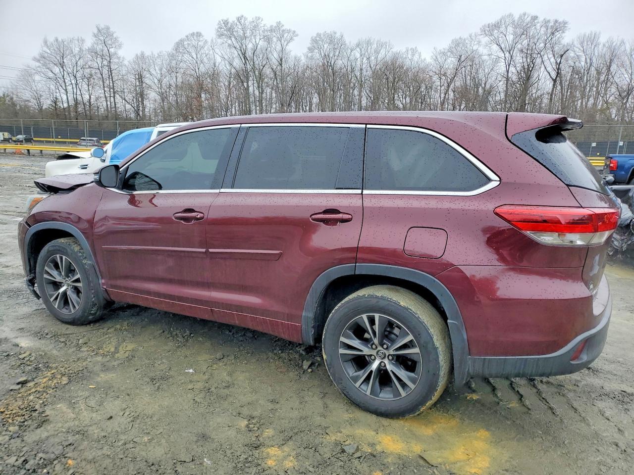 2018 Toyota Highlander Le - Image 2