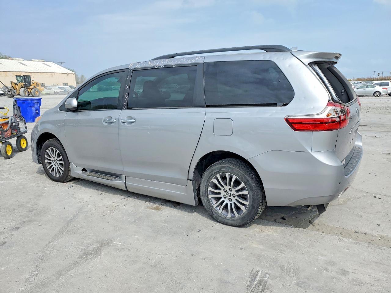 2018 Toyota Sienna Xle Premium 8-Passenger - Фото 2