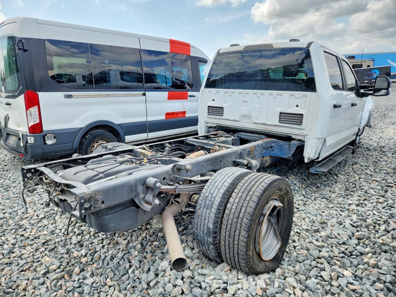 2025 Ford F350 Super Duty Truck Cab And Chassis - Фото 4