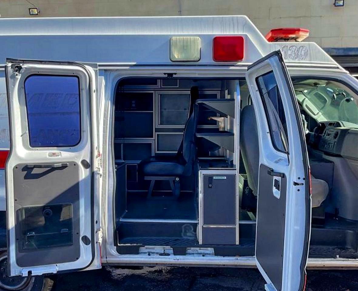 2013 Ford Econoline White - Ambulance - Фото 6
