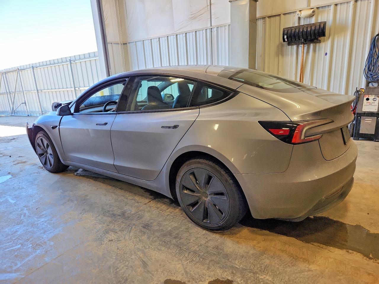 2025 Tesla Model 3 - Фото 2