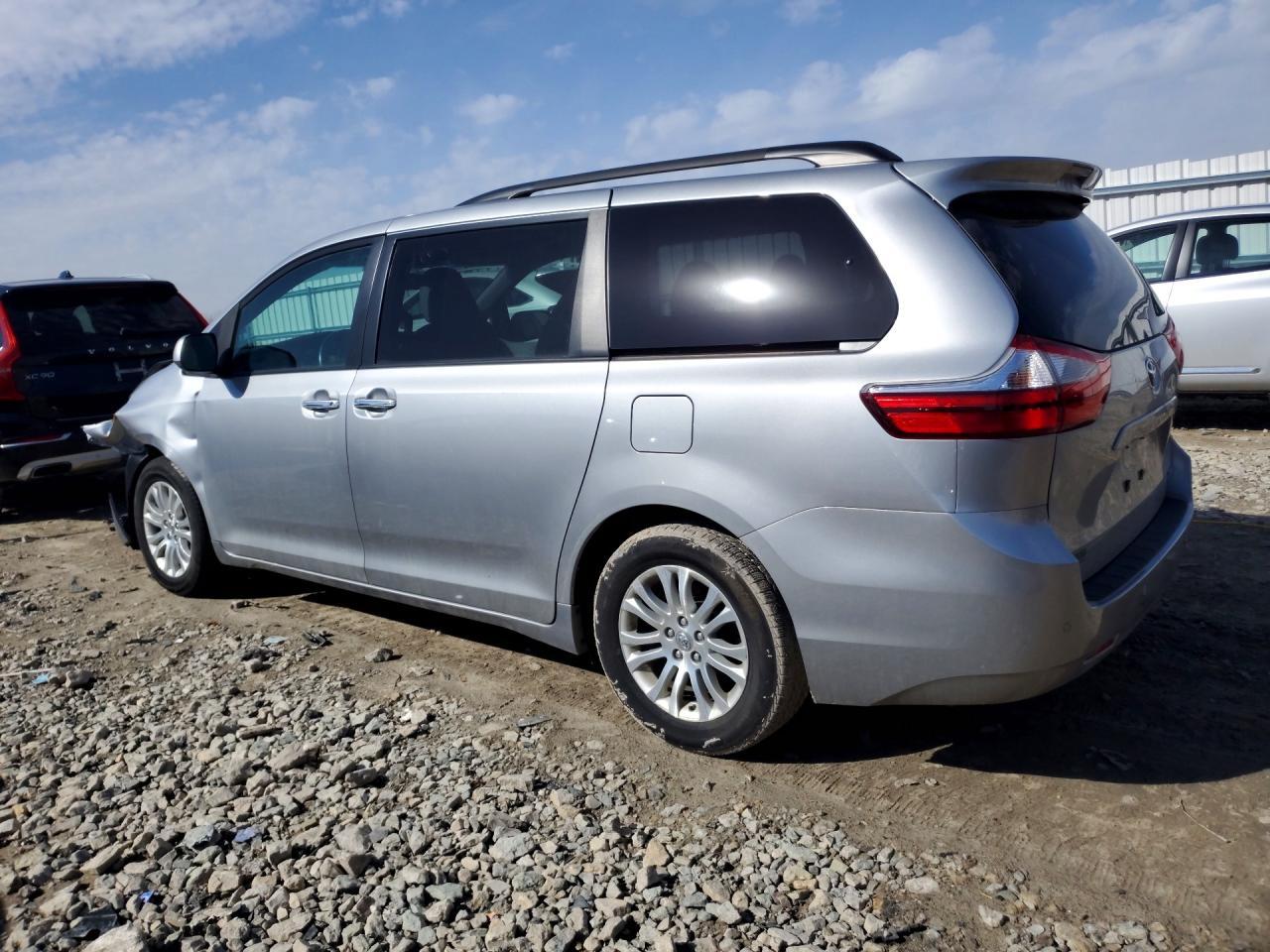 2017 Toyota Sienna Xle 8-Passenger - Image 2