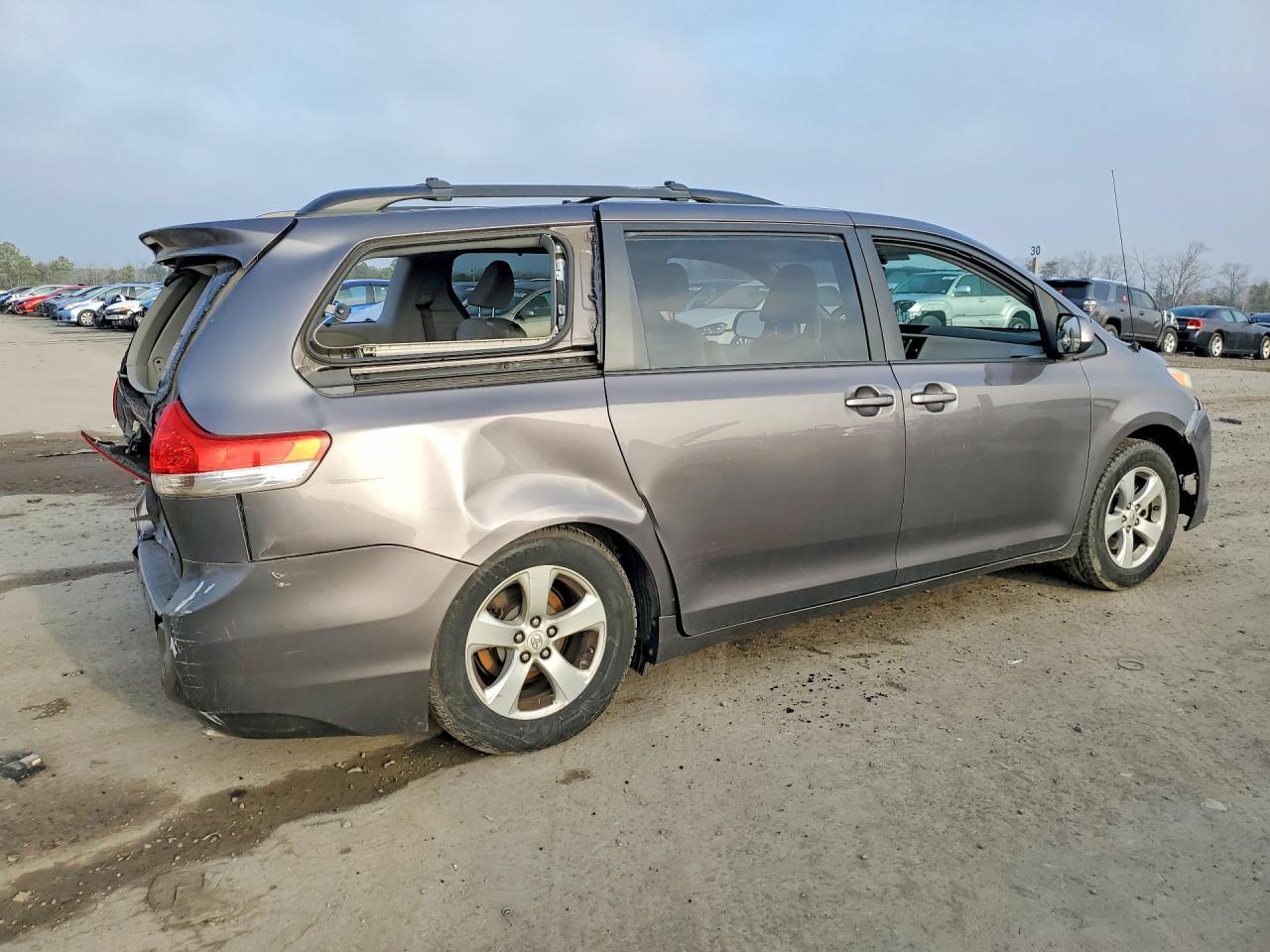2012 Toyota Sienna Le 8-Passenger - Image 3