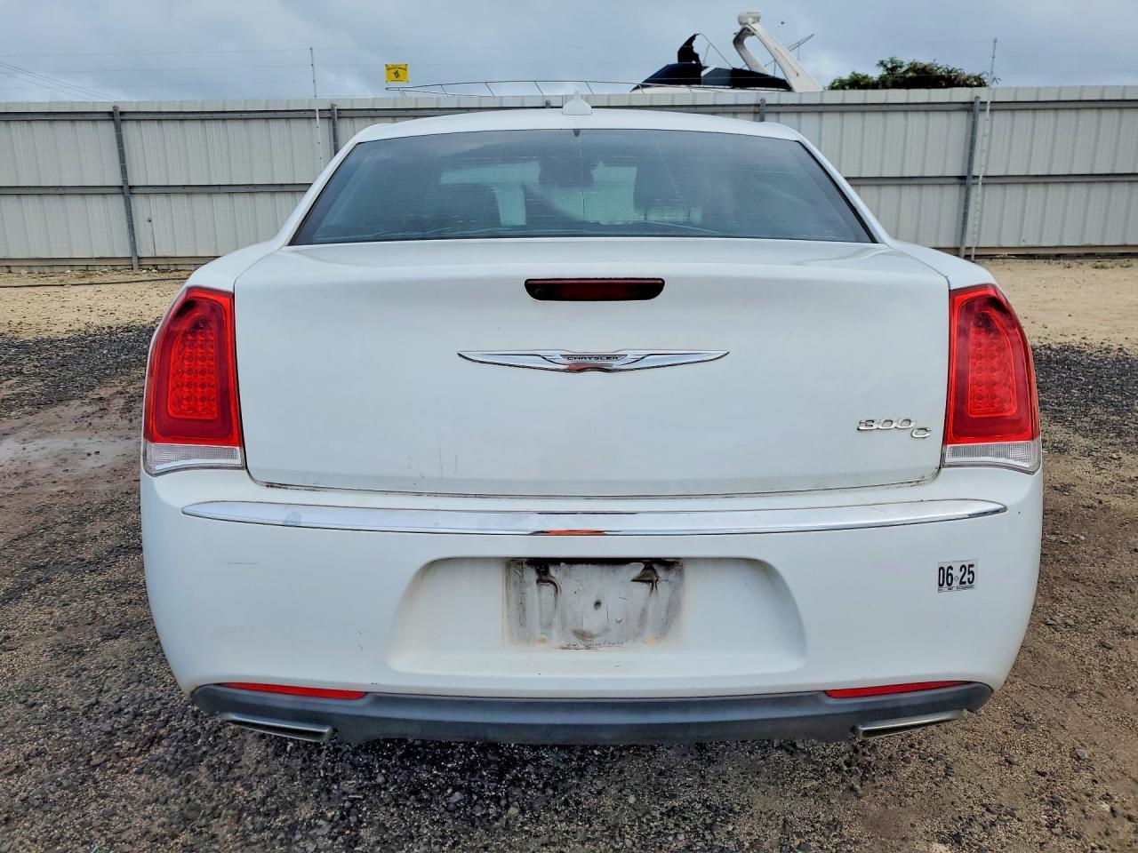2017 Chrysler 300C - Фото 6