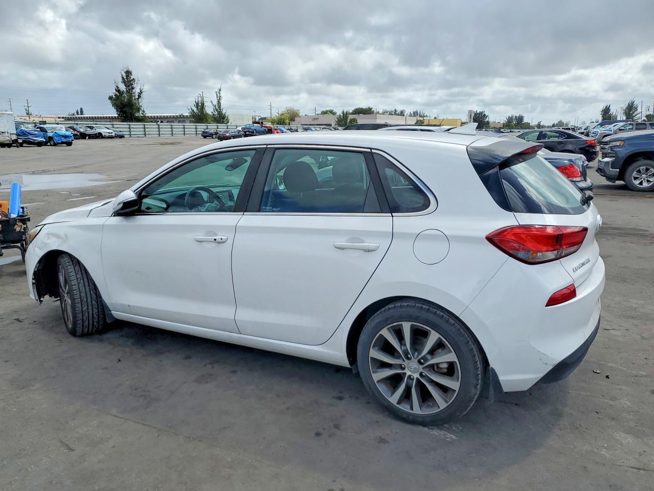 2018 Hyundai Elantra Gt Base - Image 2