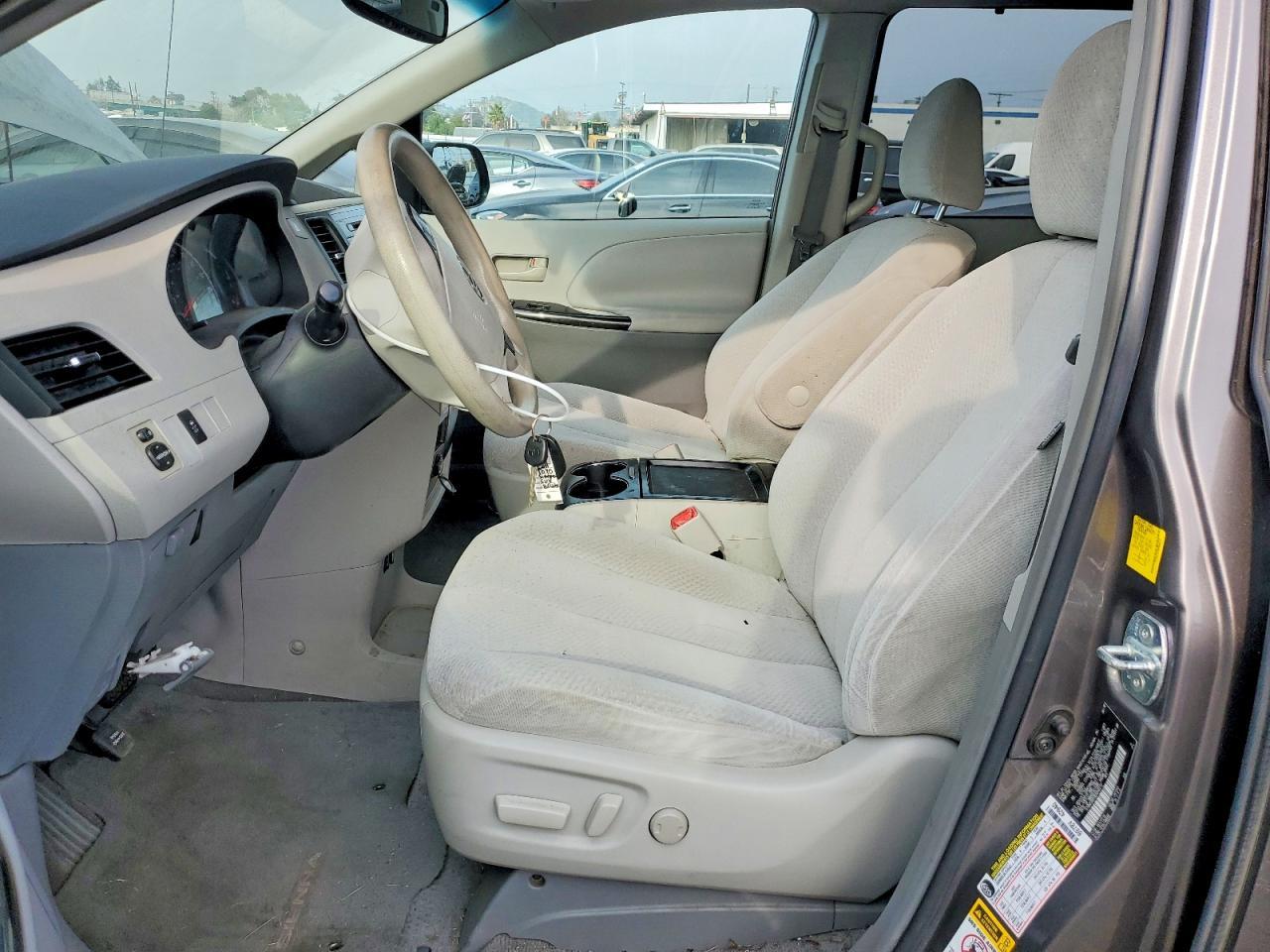 2011 Toyota Sienna Le 8-Passenger - Фото 7