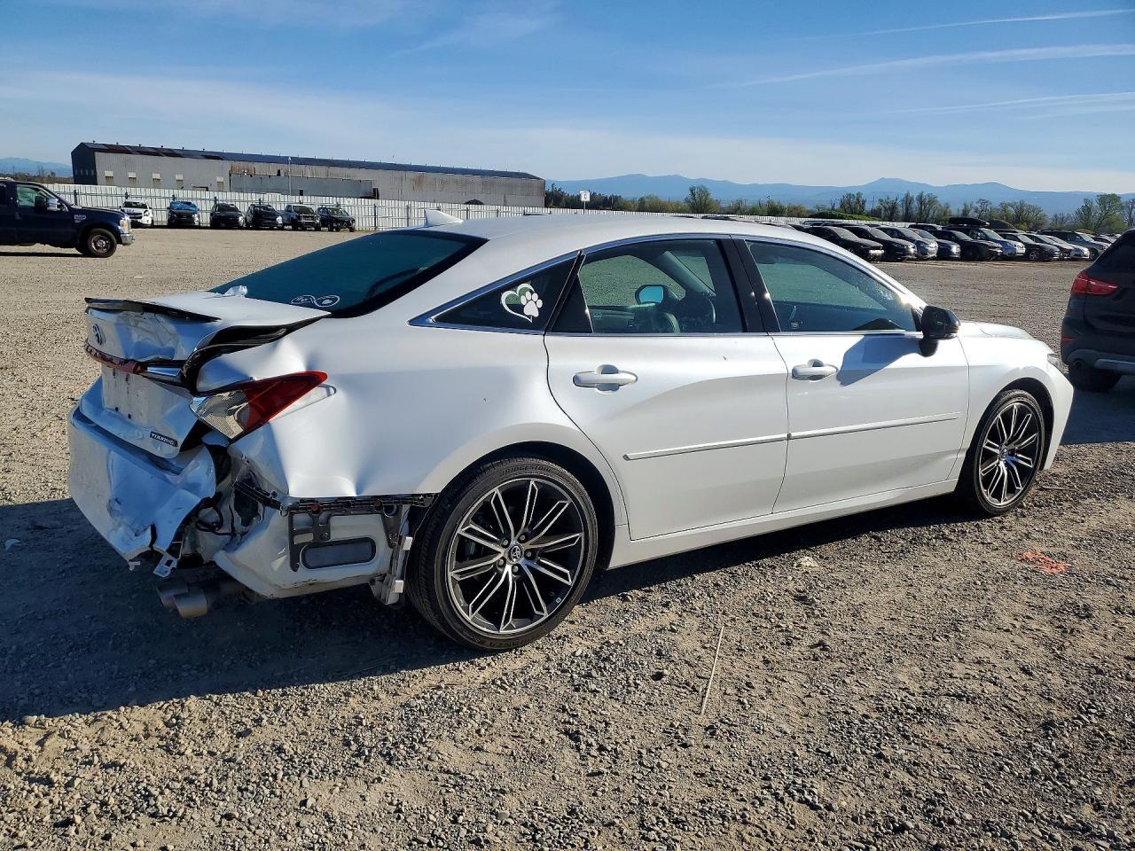 2019 Toyota Avalon Touring - Image 3