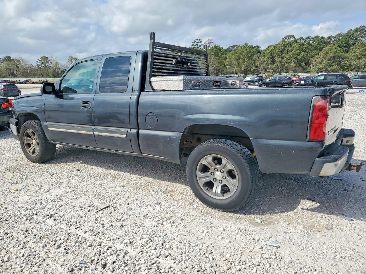 2004 Chevrolet Silverado C1500 - Image 2