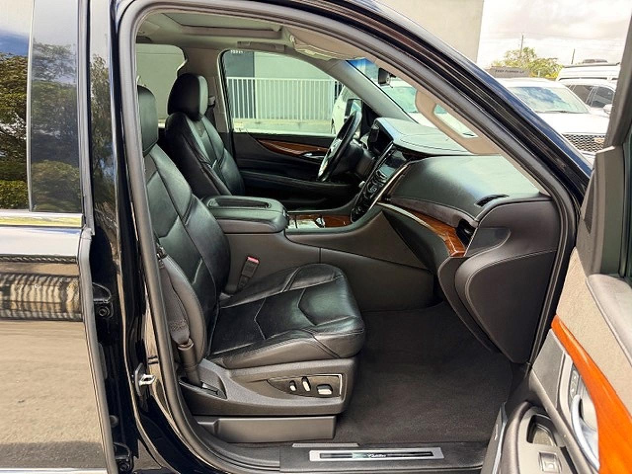 2019 Cadillac Escalade Premium Luxury - Image 7