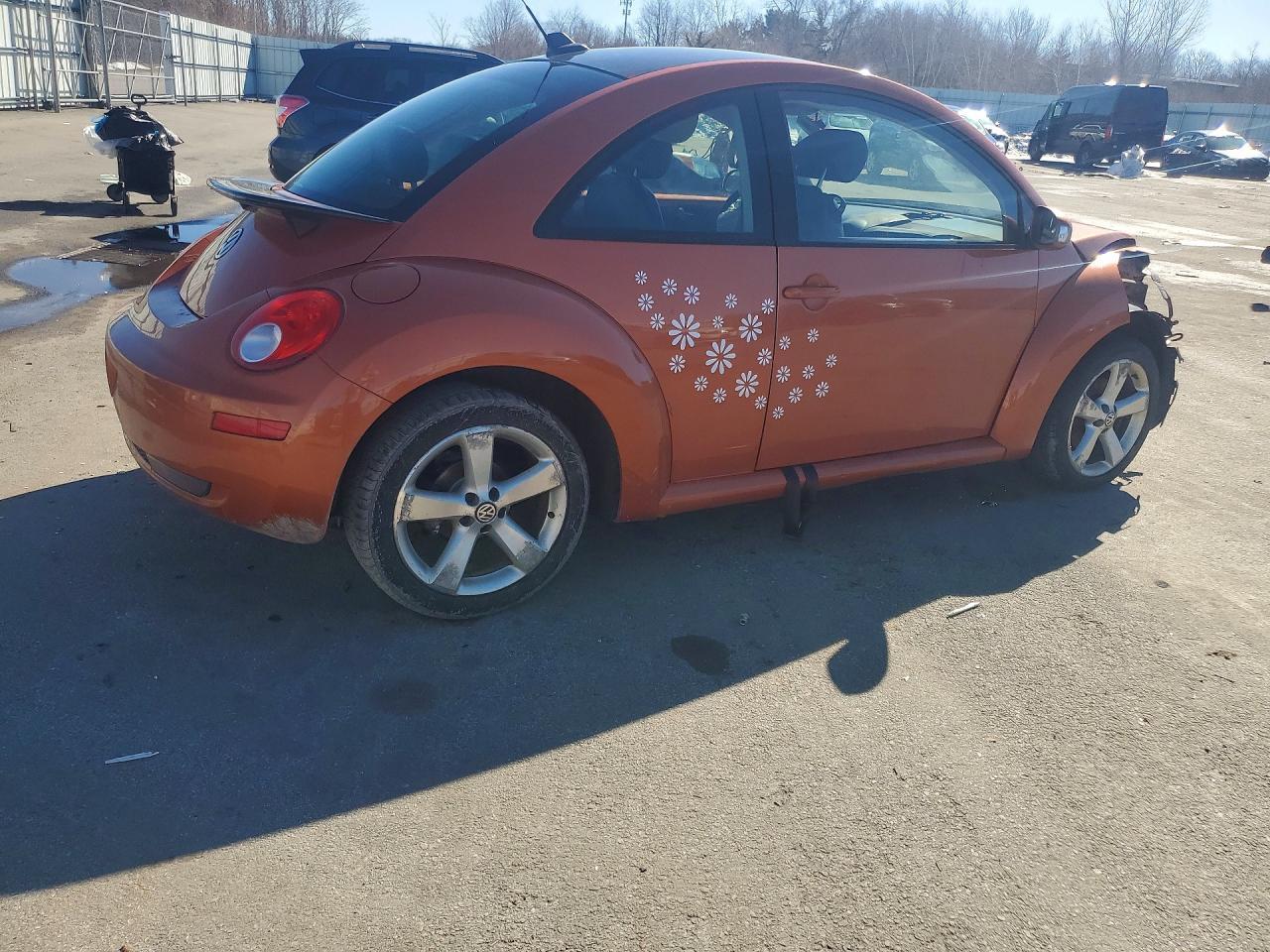 2010 Volkswagen New Beetle - Image 3