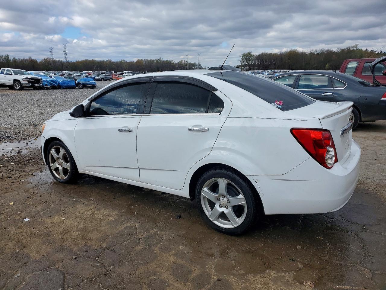 2015 Chevrolet Sonic Ltz - Фото 2