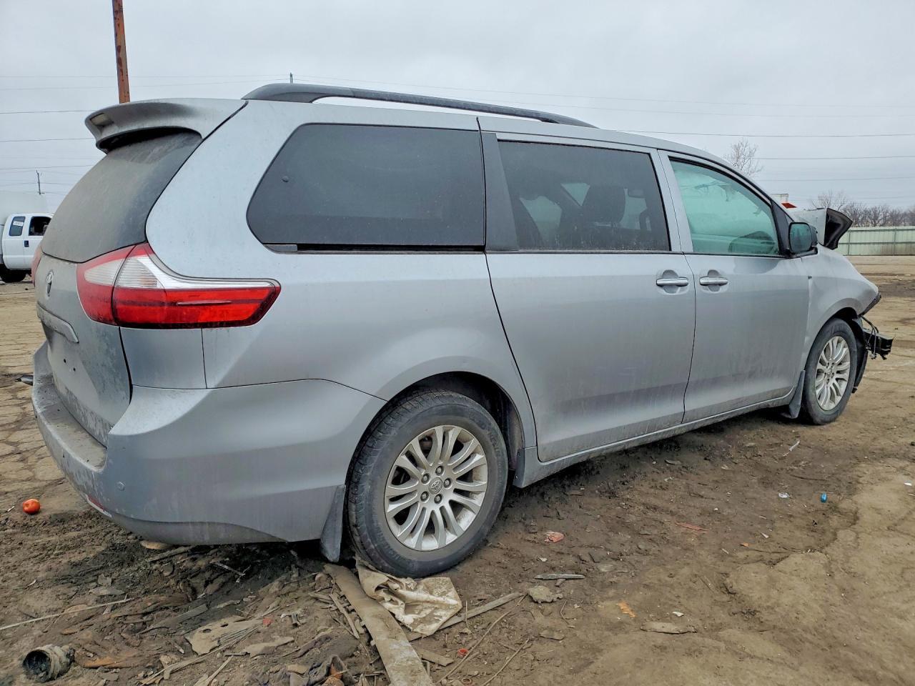 2016 Toyota Sienna Xle 8-Passenger - Image 3