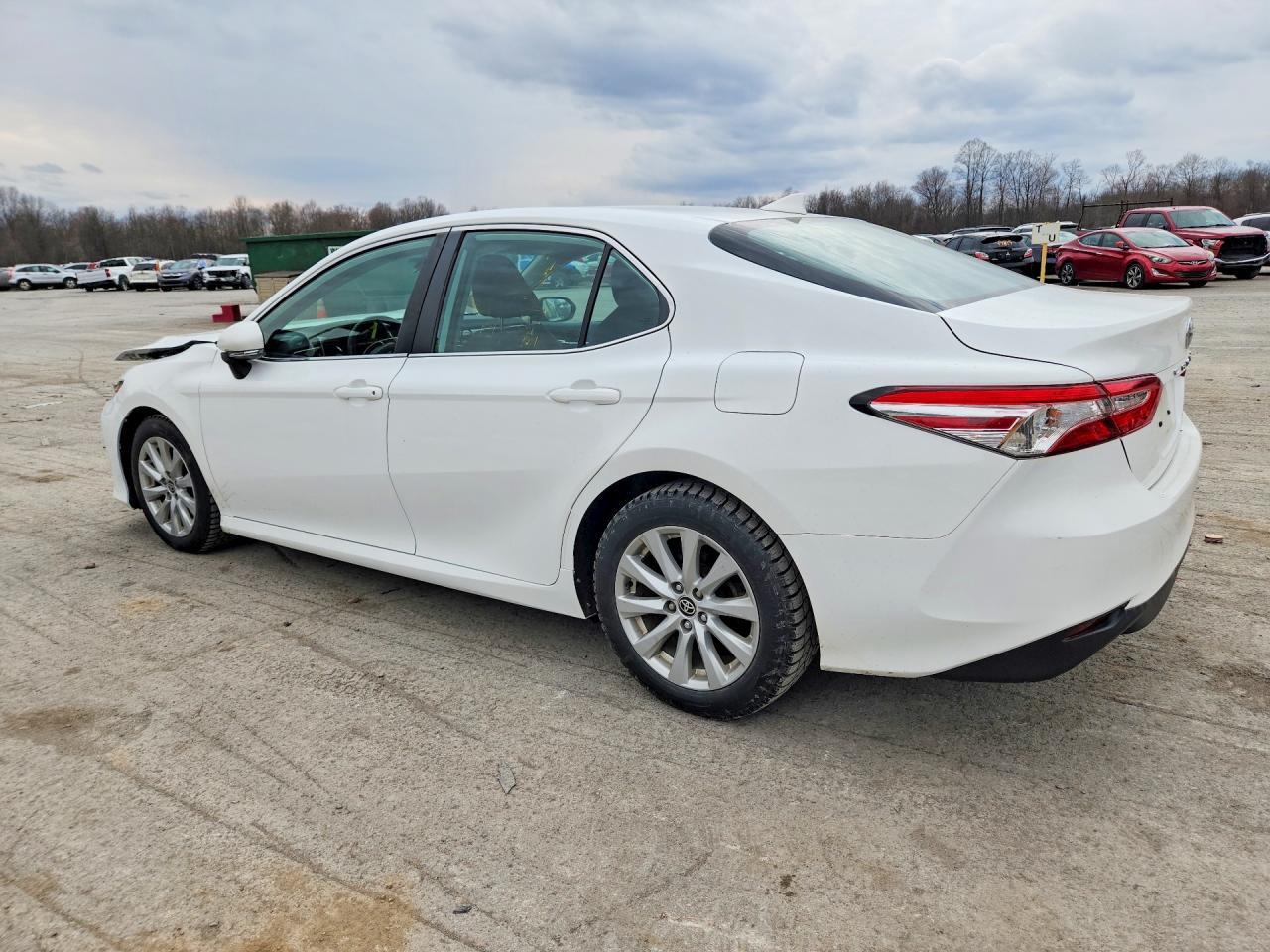 2020 Toyota Camry Le - Фото 2