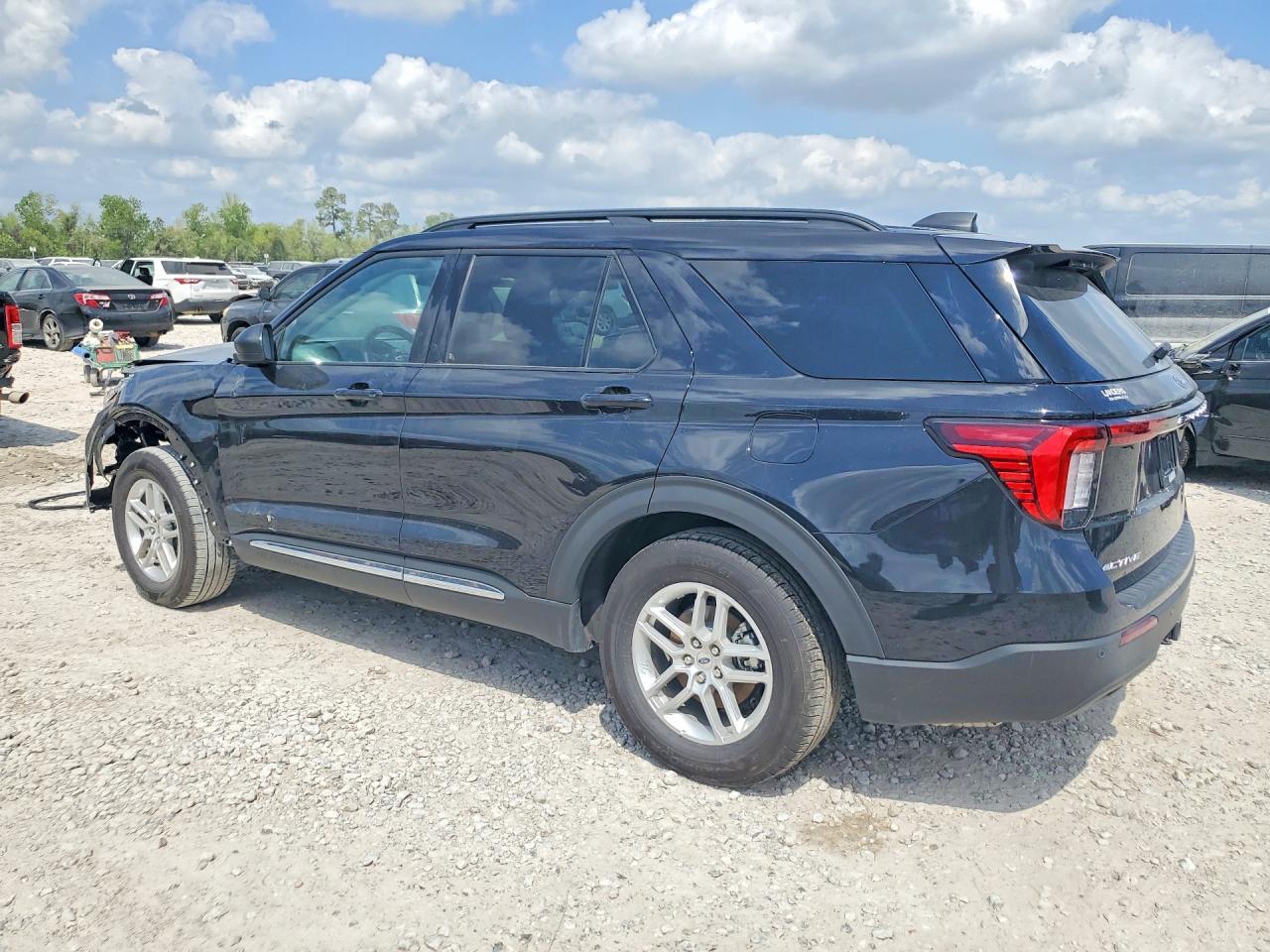 2025 Ford Explorer Active - Image 2