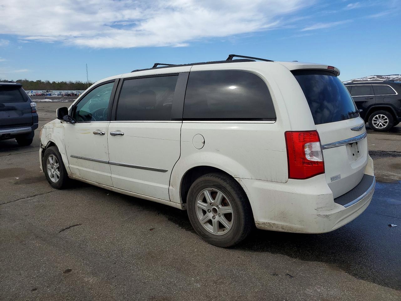 2011 Chrysler Town & Country Touring - Фото 2