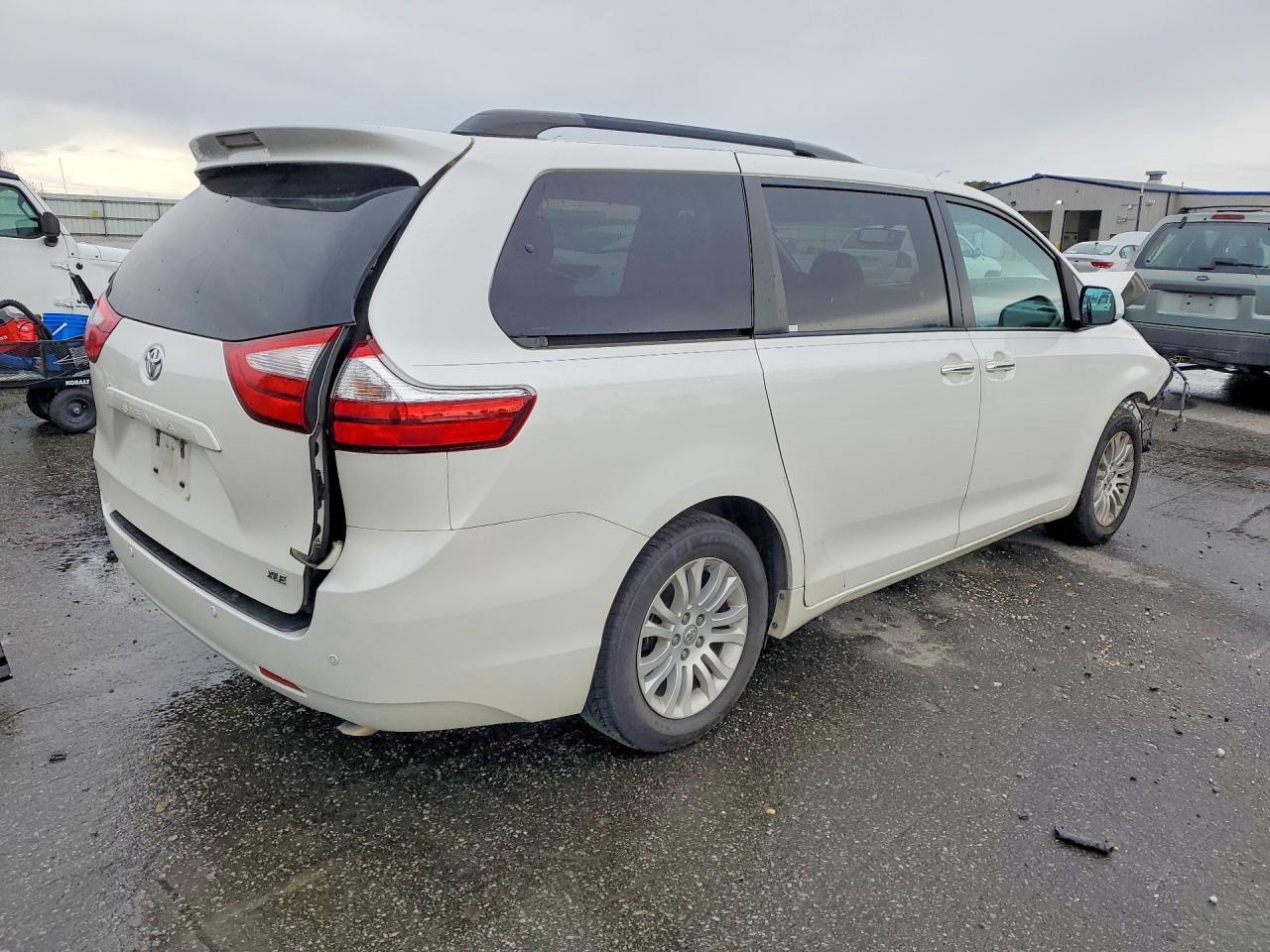 2016 Toyota Sienna Xle 8-Passenger - Фото 3