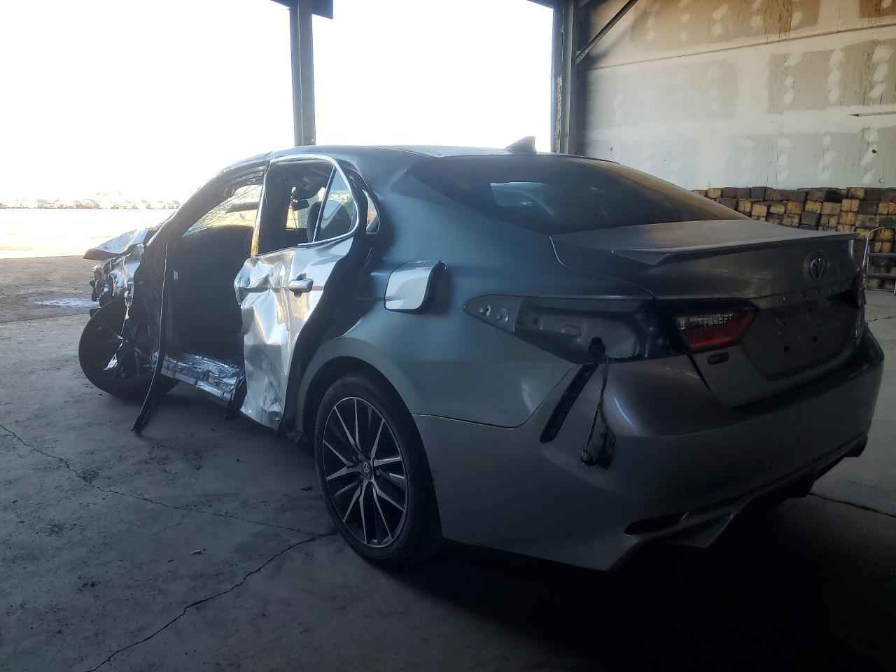 2022 Toyota Camry Se - Image 2