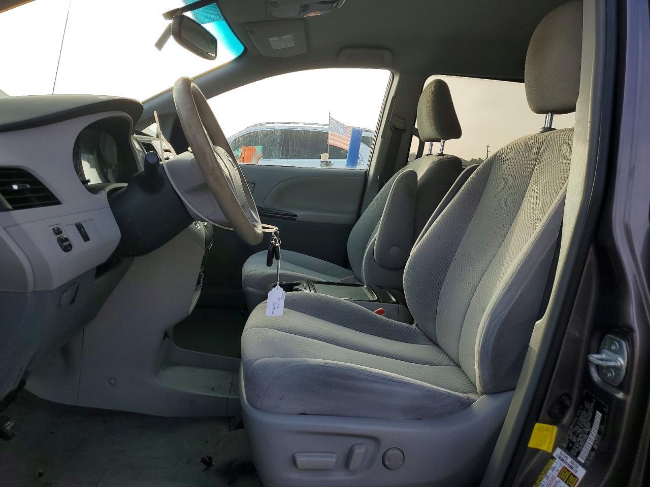 2012 Toyota Sienna Le 8-Passenger - Image 7