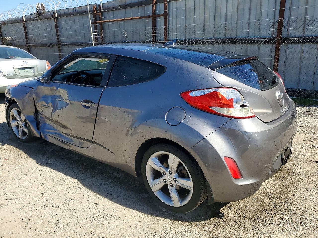 2013 Hyundai Veloster Base - Image 2
