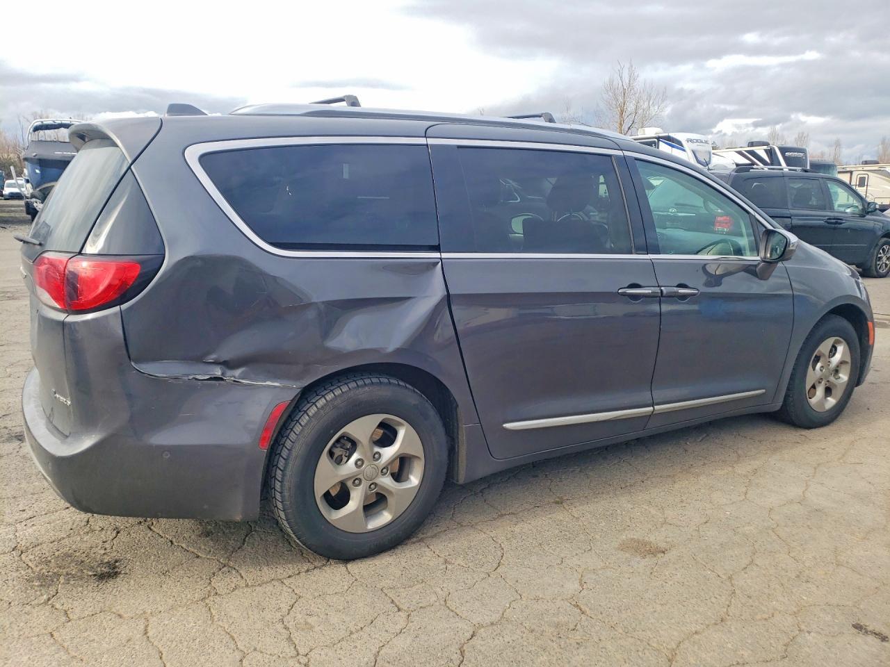 2018 Chrysler Pacifica Hybrid Limited - Image 3
