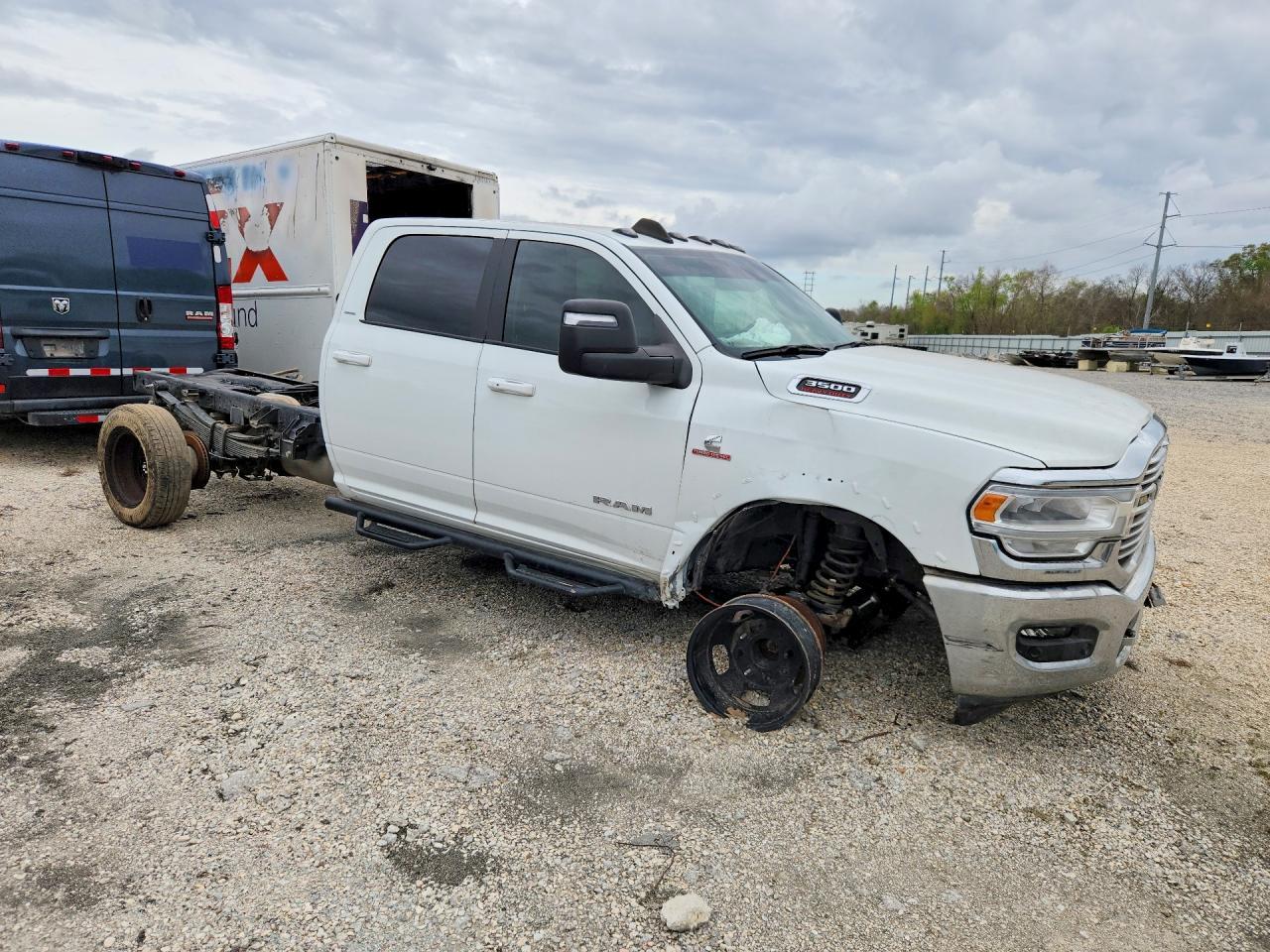 2024 Ram 3500 Cab & Chassis L - Image 4