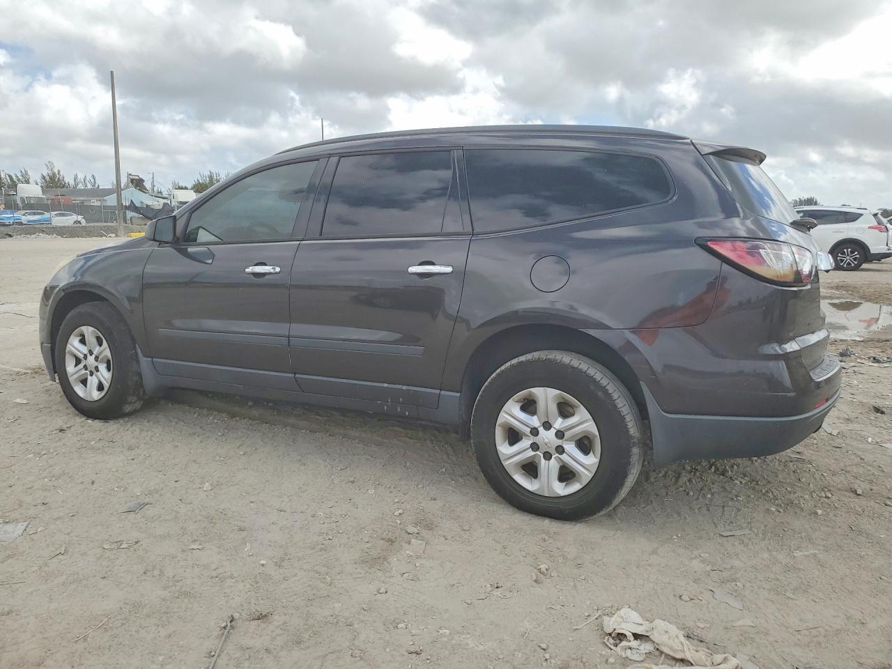 2016 Chevrolet Traverse Ls - Фото 2