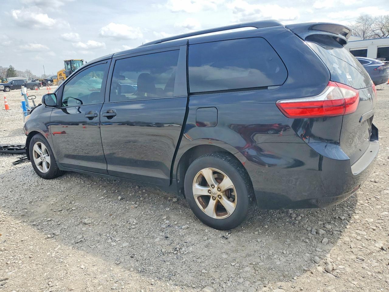 2015 Toyota Sienna Le 8-Passenger - Image 2